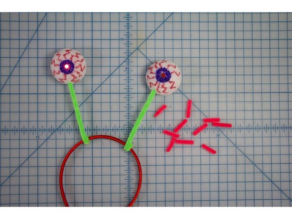 Cut the pipe cleaner into 10 small pieces.