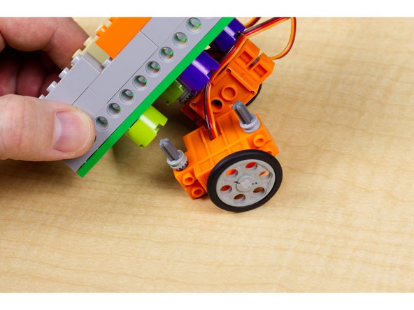 Push the axles attached to the servos flush up to the round LEGO pieces.