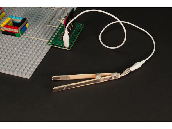 We’ve tried to optimize the size of these tweezers to fit the rest of the game, making it a challenge, but not so difficult that it’s not fun!