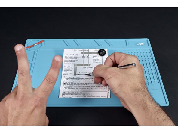 Using an X-ACTO/Craft knife, cut the two small vertical slits shown between paths &quot;d&quot; and &quot;e&quot;. Be careful to maintain the paper gap between them.
