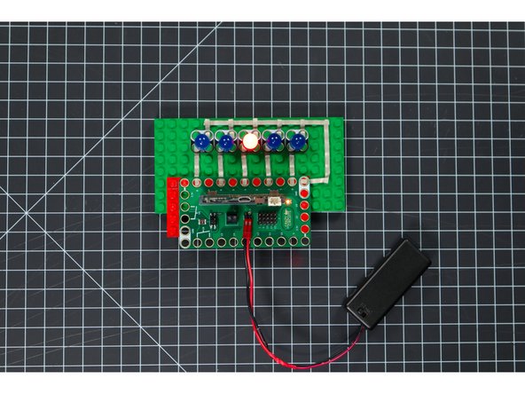 Try picking up the level and tilting left, and then right, and then trying to keep it level. If you get it level the center LED should light up.