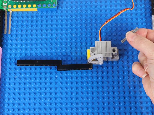 We used two LEGO Brick 2 x 2 with Pin and Axlehole (6232 / 42929)