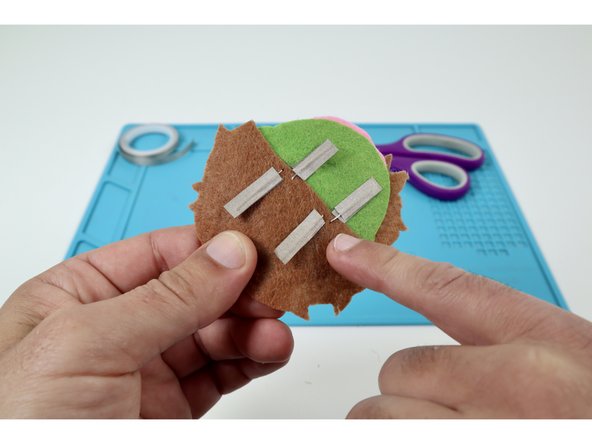 Repeat this process for the remaining three LED legs so that they look like the final photo.