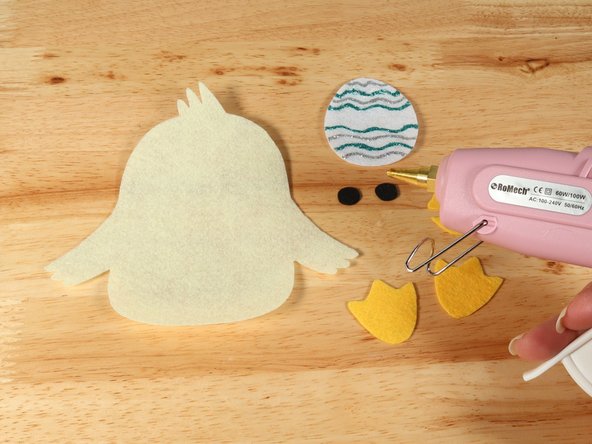 Use glue to assemble the Duckling as pictured.