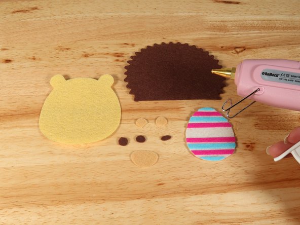 Use glue to assemble the Hedgehog as pictured.