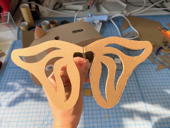 We attached both wings in the center with a piece of armature wire and folded them outwards.