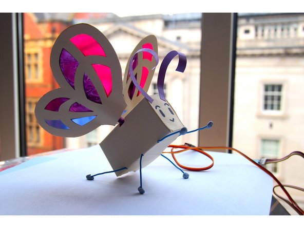 I used colorful cellophane for the first version I made of the Botterfly (in the second picture), but you can also draw on the wings directly, use colorful paper, glitter glue paint, etc.!