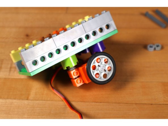 Push the servos flush up to the round LEGO pieces.