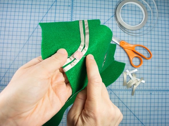 Allow one of the LED legs to touch one of the pieces of Maker Yape, and the other leg to touch the other piece of Maker Tape.