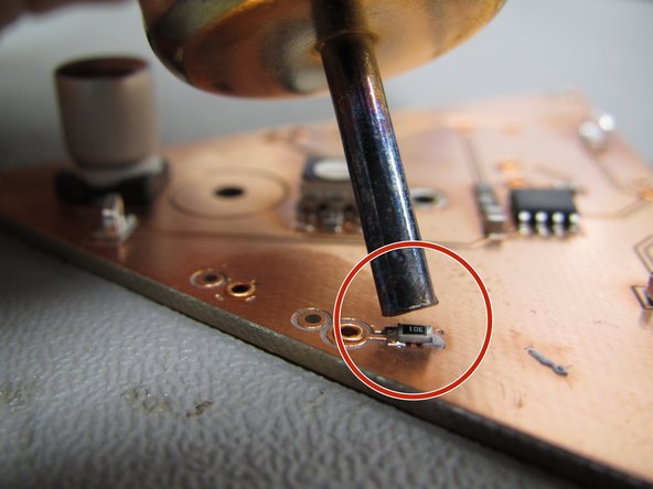 With the tool turned off, choose the correct nozzle for your application.