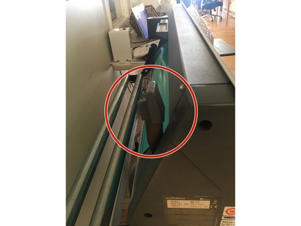 Once the rollers are in the correct position, move the lever from a horizontal to a vertical position by pulling it upwards. You should hear a click. This will lock the vinyl into place.