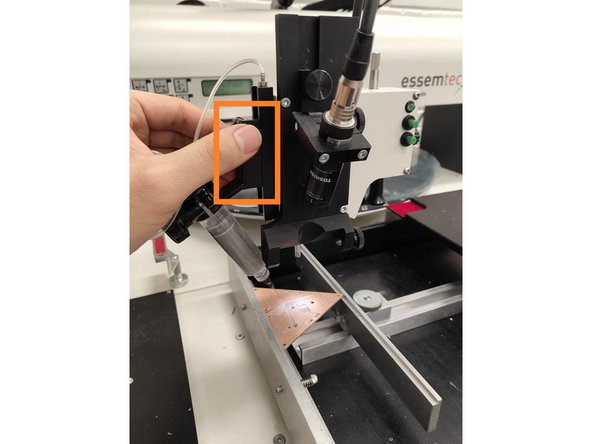 Do not use the horizontal black knob.  This knob controls the z-axis range of motion and should not be adjusted.