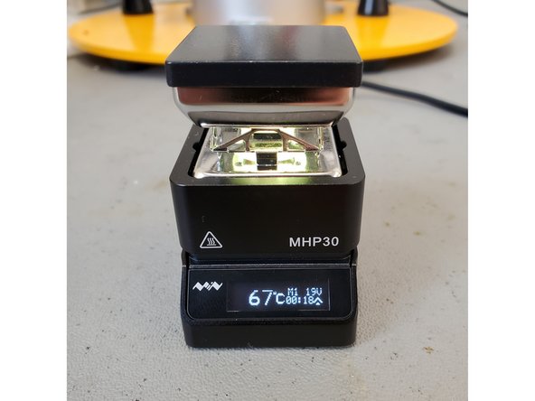 The color of the Hot Plate will change while it's heating. It will start at yellow-green, then turn white at 100 °C, and finally turn and remain red once the temperature reaches 200 °C.