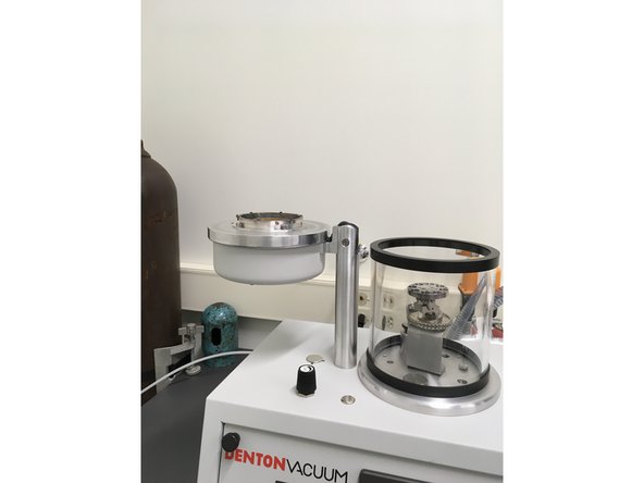 When the software has reached the &quot;Modes&quot; Screen, carefully lift and tilt the top of the chamber.