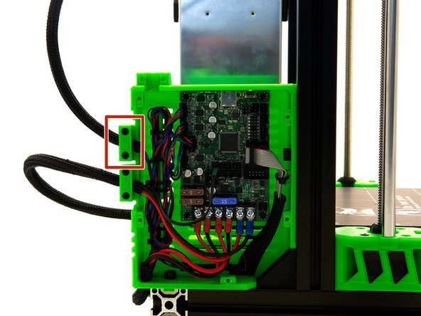 Fixieren Sie den Kabelschlauch mit einer schrägen Kabelhalterung und 2x M3x14mm Zylinderkopfschrauben.