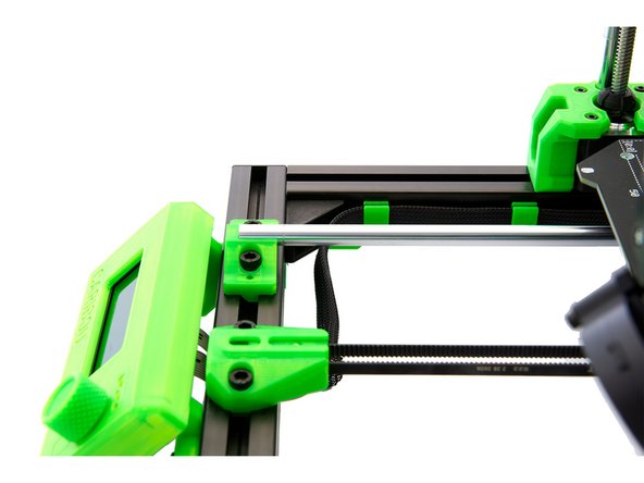 Schieben Sie die Techflex Manschette durch die Kabelclips und durch die Öffnung in der Rückseite der Einsy Box.