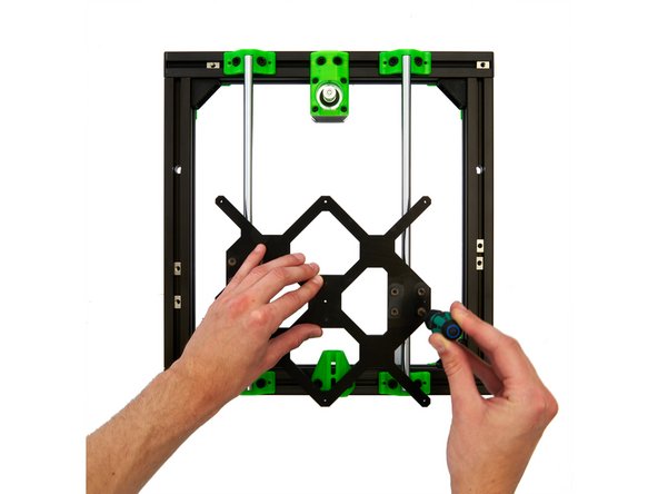 Fahren Sie den y-Schlitten vor und zurück. Ziehen Sie dabei nach und nach die 12x M5x18mm Zylinderkopfschrauben an den LHBB10 Kugellagern fest.