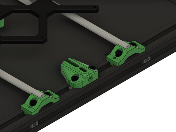 Platzieren Sie zur Ausrichtung das  y-Riemenspanner Kalibrierungswerkzeug (y front) zwischen der vorderen linken y-Wellenhalterung und dem y-Riemenspanner.