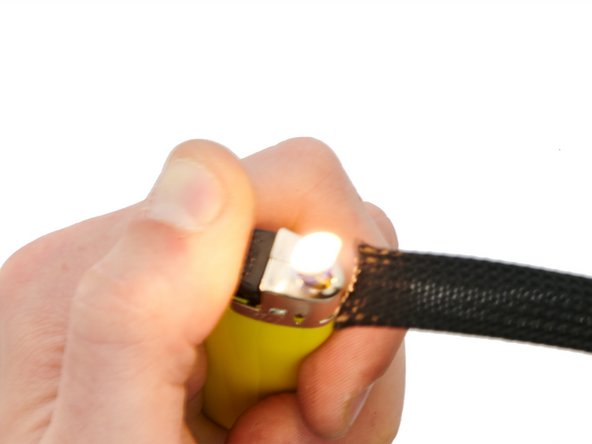 Erwärmen Sie die Techflex-Manschette kurz mit einem Feuerzeug.