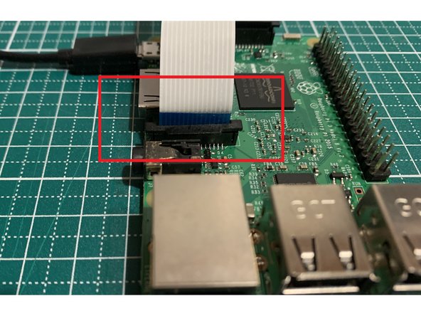 Schließen Sie die andere Seite des Kabels auf dem Pi an. Die Markierung zeigt in Richtung Netzwerkbuchse.
