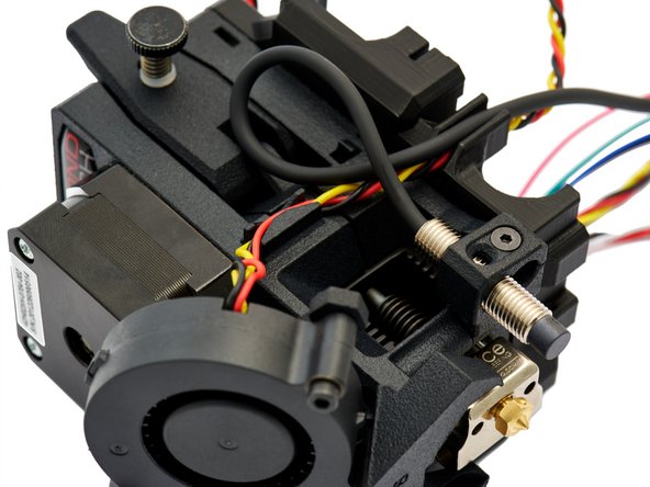 Plug the cable of the radial fan into the mount provided on the right side of the extruder and guide it to the x-carriage.