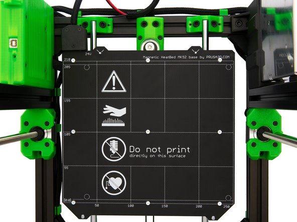 Befestigen Sie mit 9x M3x12mm Senkkopfschrauben (silber) das Heizbett lose am y-Schlitten.