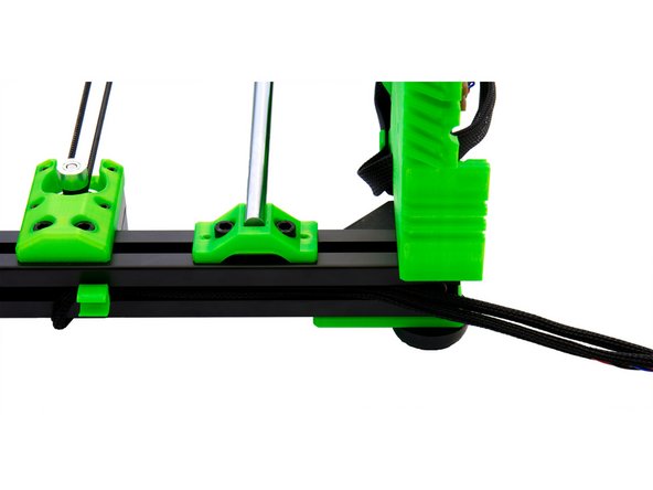 Sichern Sie die Kabel mit den restlichen Netzteil Kabelclips.