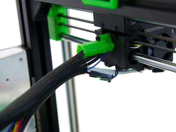 Schieben Sie den Techflex Schlauch vollständig in den x-Kabelhalter und richten Sie das Rechteck auf die Unterseite aus, um die Kabel der Heizpatrone und Thermistorpatrone  dort positionieren zu können.