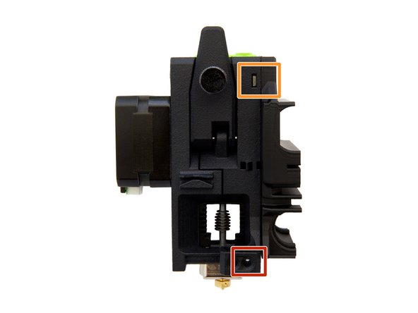 Setzen Sie unten an der Rückseite des Extruders eine M3 Vierkantmutter ein.