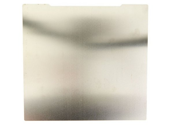 Entfernen Sie den Aufkleber vom BuildTak Stahlblech und reinigen Sie es mit Isopropanol.