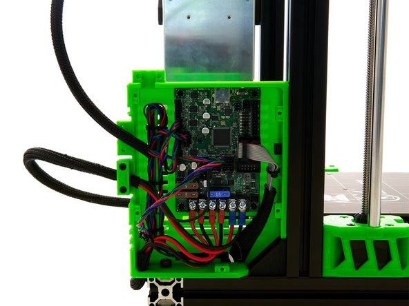 Führen Sie das Motorkabel zur oberen Kabelführung auf der linken Seite der Einsy Box.