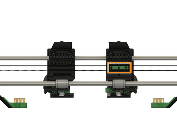 Der Riemen muss durch den unteren Schlitz im x-Schlitten laufen und durch die beiden oberen im u-Schlitten.
