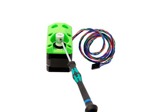 Schieben Sie die GT3 Zahnriemenscheibe auf die Motorwelle des Stepper Motors.