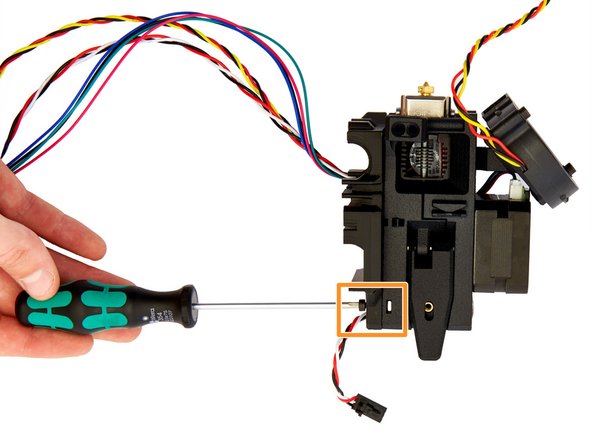 Befestigen Sie den x-Schlitten oben links am Extruder mit einer M3x10mm Zylinderkokpfschraube.