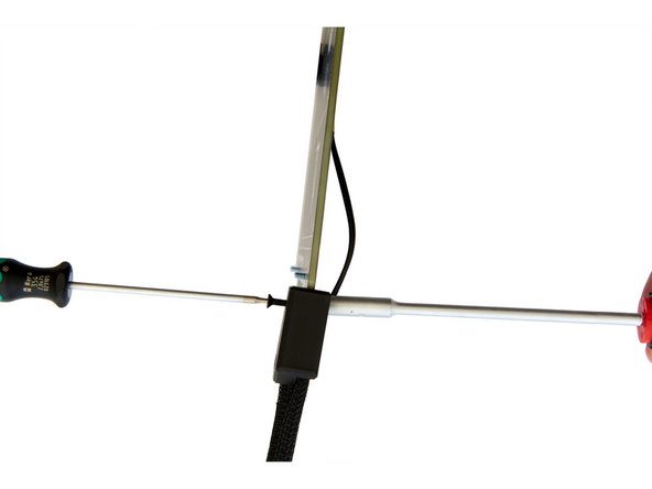 Die Schraube wird von unten mit einer M3 Selbstsichernden Sechskantmutter befestigt.