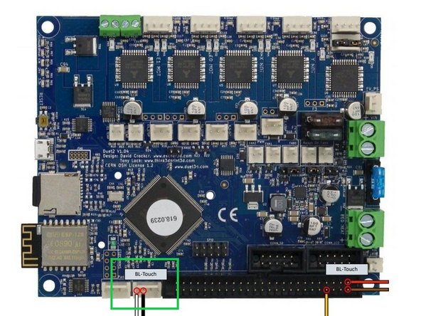 Das rote und braune Kabel werden an einen zweipoligen Dupont-Stecker gecrimpt. Der Stecker wird auf die Pins 1 und 2 der Expansion-Steckleiste gesteckt. Das rote Kabel kommt an Pin1 (zeigt zum Board) Das braune Kabel kommt an Pin 2 (zeigt zur Außenseite).