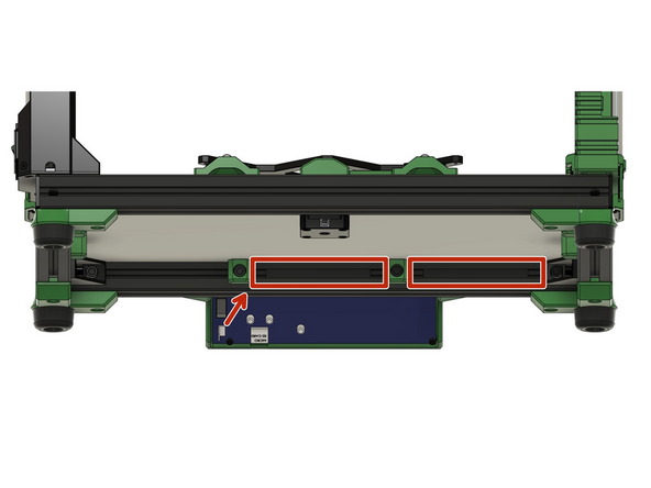 Legen Sie das Kabel in den hinteren Schlitz des vorderen x-Aluprofils und befestigen Sie es mit 2x 9cm langen Nutabdeckungen.
