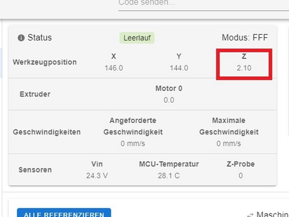 Stecken Sie die microSD wieder ein und stecken Sie auch das Netzkabel wieder ein. Starten Sie den Drucker. Beim Start des Druckers sollte der BLTouch rot leuchten und einen kurzen Selbsttest durchführen (Pin wird ausgefahren und wieder eingezogen). Sollte das nicht der Fall sein, prüfen Sie noch einmal die Verkabelung und Konfiguration sorgfältig.