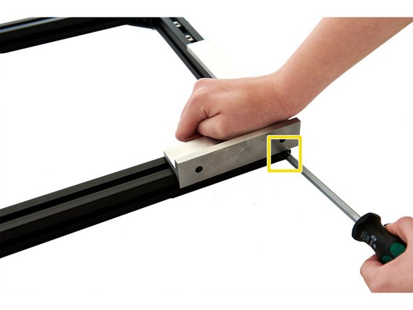 Align two extrusions at a 90° angle using a Try square. While doing so, tighten the M8x40mm Hexagon Socket Head Cap Screws.