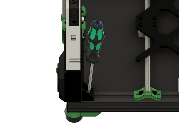 Nun müssen Sie den verbliebenen Nutenstein im hinteren x-Aluprofil auf das Loch auf der Unterseite des Netzteils ausrichten. In dieses Loch setzen Sie ebenfalls eine M6x12mm Zylinderkopfschraube , die Sie anschließend festziehen.