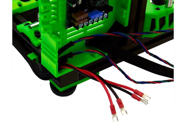 Ziehen Sie die Netzteilkabel ebenfalls von unten durch das Loch in die Einsy-Box.