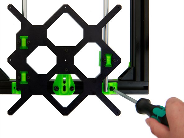 Fahren Sie anschließend den y-Schlitten nach ganz vorne und befestigen Sie die 2x M6x12mm Zylinderkopfschrauben in der y-Stangenhalterung rechts vorne.