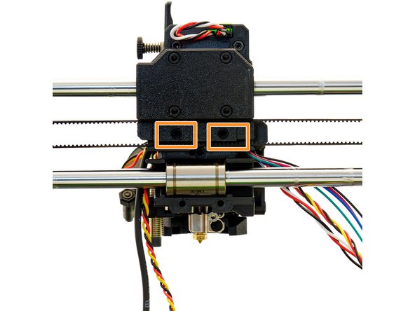 Befestigen Sie den Riemenhalter mit 2x M3x45mm Senkkopfschrauben Torx.