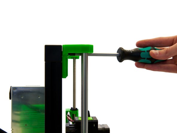 Ziehen Sie zuletzt die oberen M6x12mm Zylinderkopfschrauben am linken und rechten z-Top Halter an.