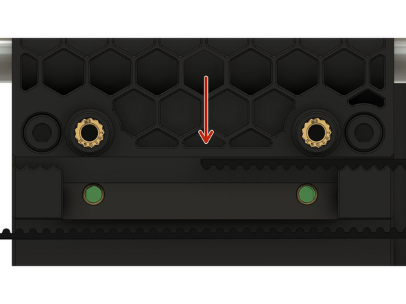 Führen Sie ein Ende des Riemens in den x-Schlitten ein. Er sollte bis zur Hälfte in den x-Schlitten eingesetzt sein.