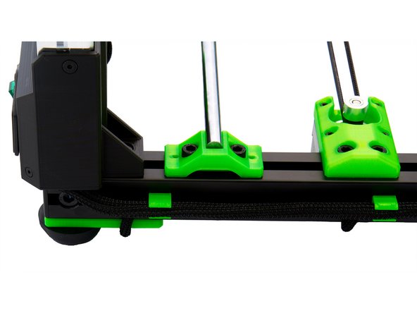 Drücken Sie den Techflex-Schlauch mit den Netzteilkabeln in die bereits angebrachten Kabelclips an der Rückseite des x-Aluprofils.