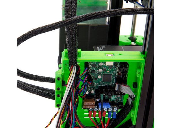 Befestigen Sie den Techflex Schlauch an der Einsy Box mithilfe der Kabel Halterung (gerade) und  2x M3x14mmm Zylinderkopfschrauben.