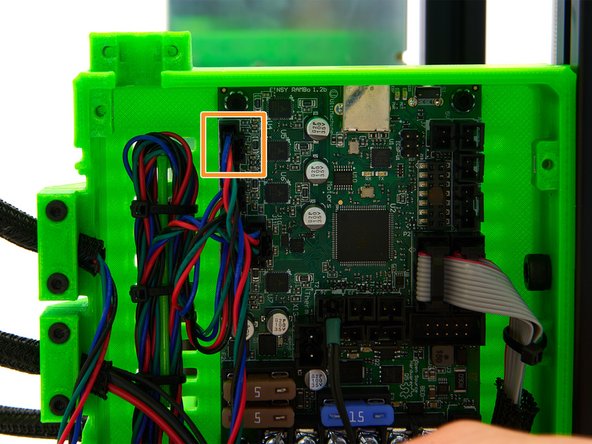 Das x-Motorkabel wird in den oberen linken Anschluss eingesteckt (siehe Bild 3).