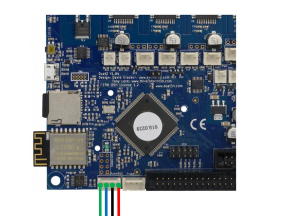 Bringen Sie das Display Kabel am markierten Anschluss an.