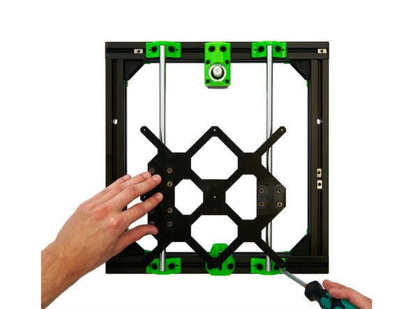 Fahren Sie anschließend den y-Schlitten nach ganz vorne und befestigen Sie die 2x M6x12mm Zylinderkopfschrauben in der y-Wellenhalterung rechts vorne.
